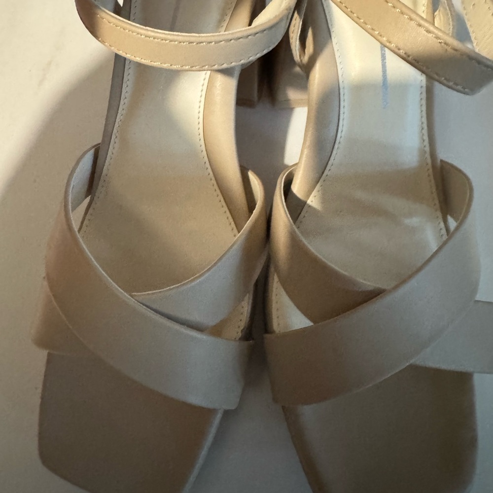 MIA Elegant  Cream Women's Sandals size 9 Looks like never worn outside.